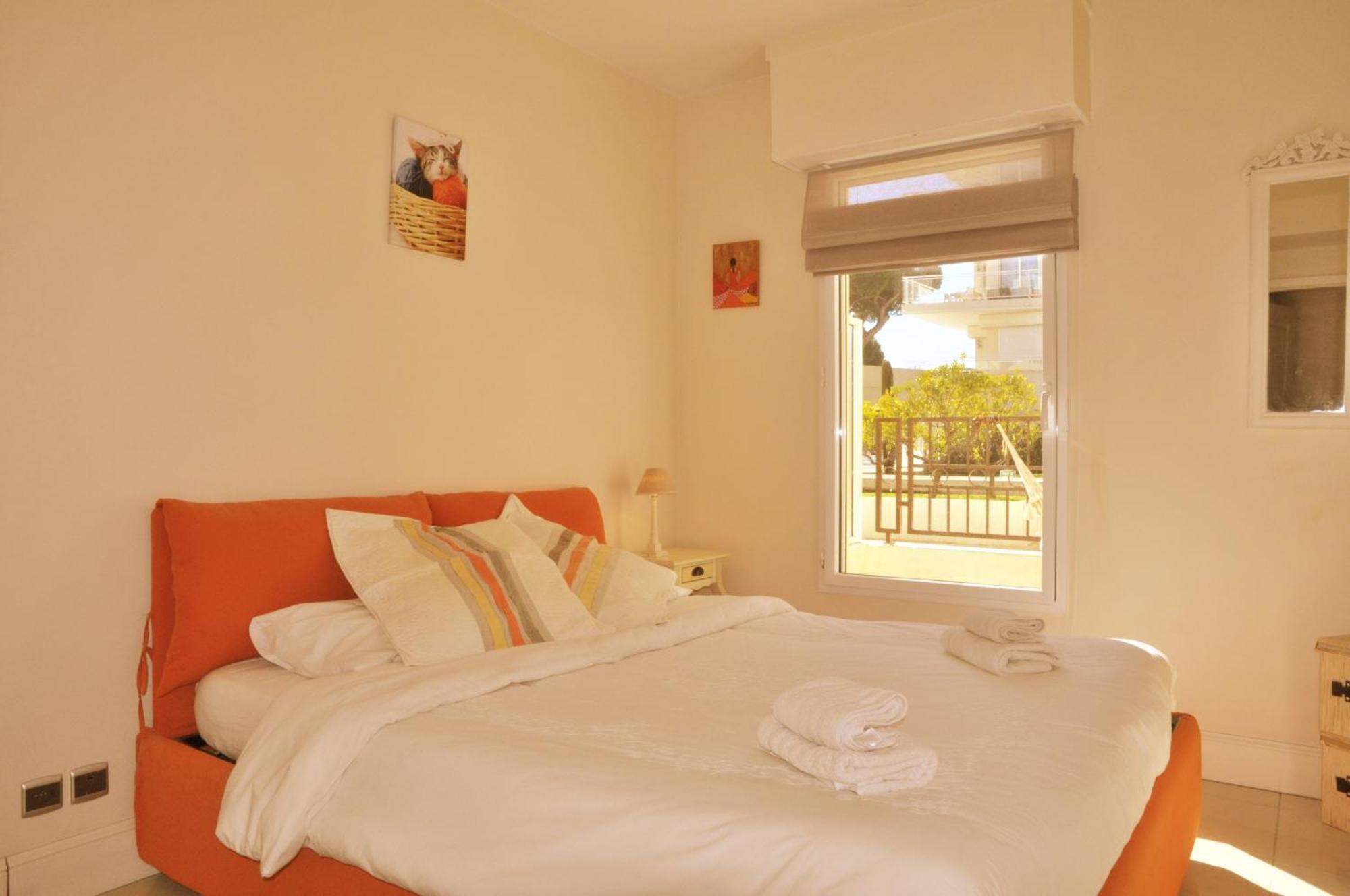 Cannes Seafront Haven: Modern 2-Bed Apartment with Pool Exterior photo