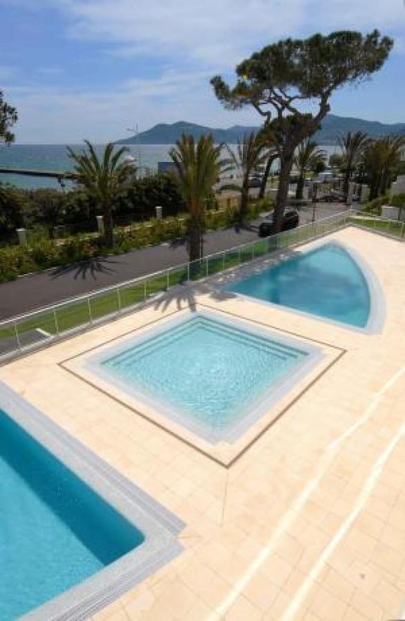 Cannes Seafront Haven: Modern 2-Bed Apartment with Pool Exterior photo