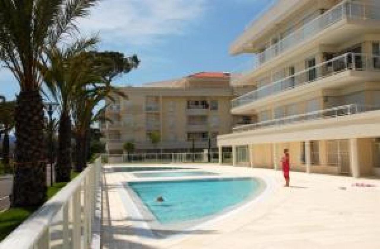 Cannes Seafront Haven: Modern 2-Bed Apartment with Pool Exterior photo