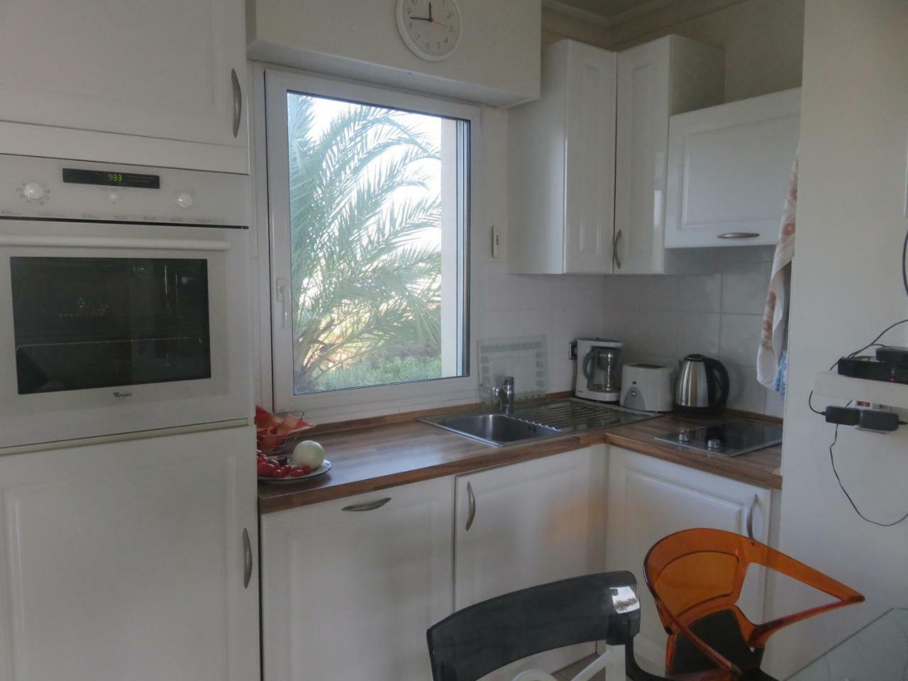 Cannes Seafront Haven: Modern 2-Bed Apartment with Pool Exterior photo