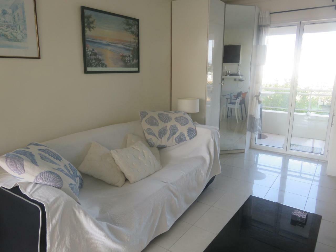Cannes Seafront Haven: Modern 2-Bed Apartment with Pool Exterior photo